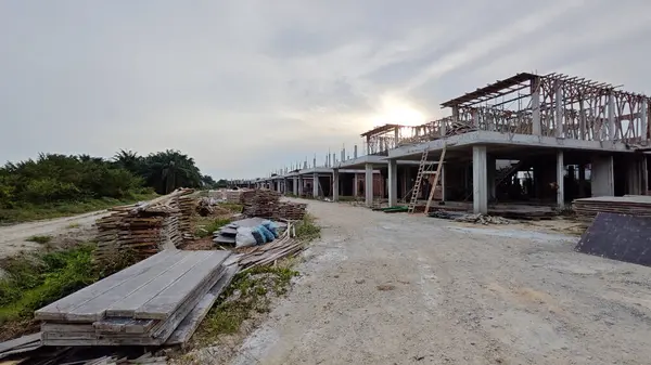 Konut inşaatı binasının temel beton çerçeve ve duvarı çevresindeki olay yeri. 