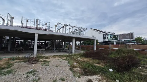 Konut inşaatı binasının temel beton çerçeve ve duvarı çevresindeki olay yeri. 