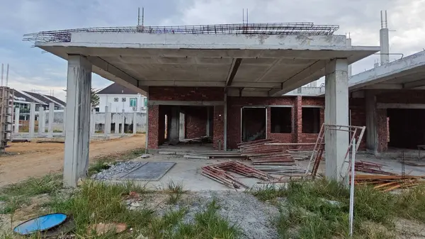Konut inşaatı binasının temel beton çerçeve ve duvarı çevresindeki olay yeri. 