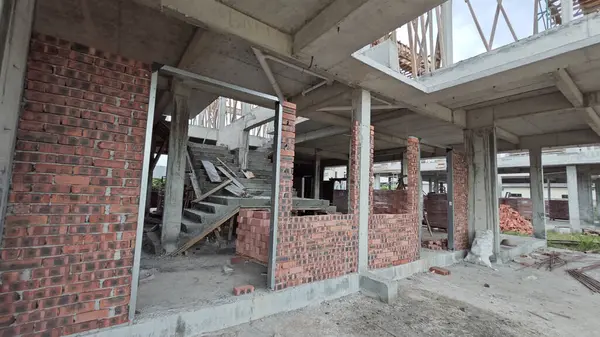 Konut inşaatı binasının temel beton çerçeve ve duvarı çevresindeki olay yeri. 