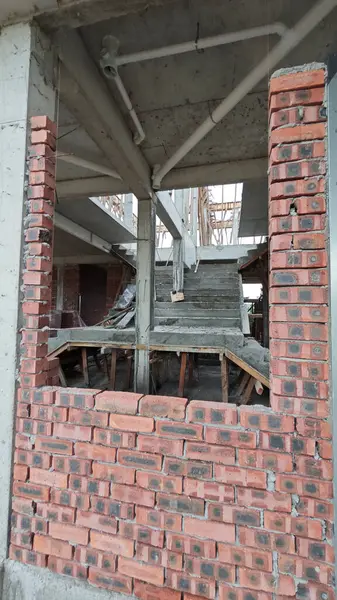 Konut inşaatı binasının temel beton çerçeve ve duvarı çevresindeki olay yeri. 