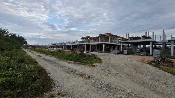 Konut inşaatı binasının temel beton çerçeve ve duvarı çevresindeki olay yeri. 