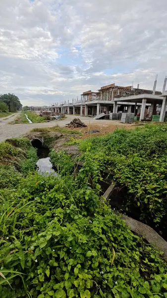 Konut inşaatı binasının temel beton çerçeve ve duvarı çevresindeki olay yeri. 