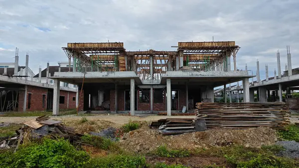 Konut inşaatı binasının temel beton çerçeve ve duvarı çevresindeki olay yeri. 