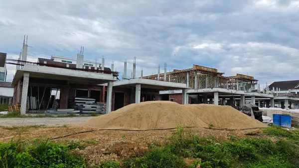 Konut inşaatı binasının temel beton çerçeve ve duvarı çevresindeki olay yeri. 