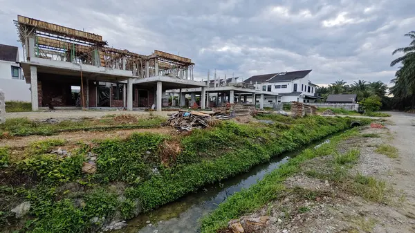 Konut inşaatı binasının temel beton çerçeve ve duvarı çevresindeki olay yeri. 