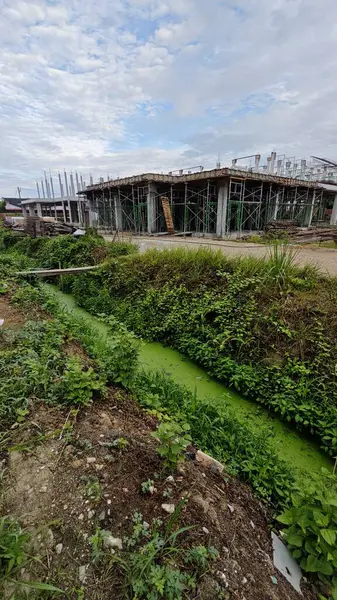 Konut inşaatı binasının temel beton çerçeve ve duvarı çevresindeki olay yeri. 