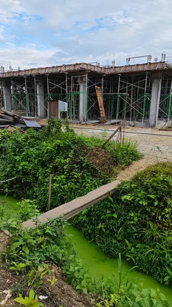 Konut inşaatı binasının temel beton çerçeve ve duvarı çevresindeki olay yeri. 