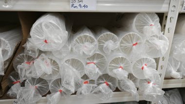 Perak, Malezya. 30 Mayıs 2025: Plastik Geri Dönüşüm Mağazası, Sitiawan 'da satışta olan farklı toptan plastik konteynırlar paketleri. 