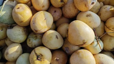 Olgun elma mangolarını pazarda sergiliyorlar..