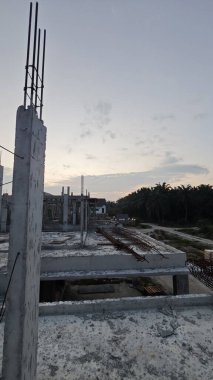 İnşaat binasının etrafındaki beton merdiven, çerçeve ve duvar.