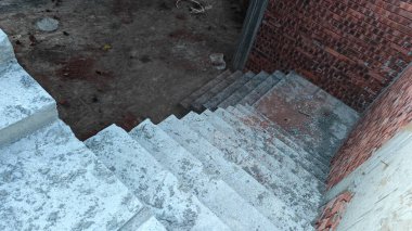 İnşaat binasının etrafındaki beton merdiven, çerçeve ve duvar.