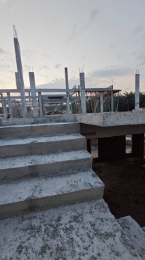İnşaat binasının etrafındaki beton merdiven, çerçeve ve duvar.