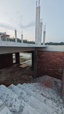 İnşaat binasının etrafındaki beton merdiven, çerçeve ve duvar.