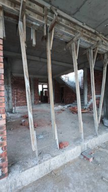 İnşaat binasının etrafındaki beton merdiven, çerçeve ve duvar.