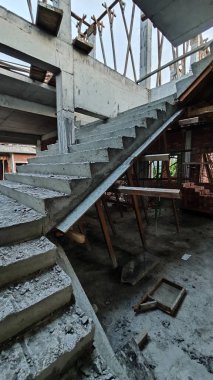 İnşaat binasının etrafındaki beton merdiven, çerçeve ve duvar.