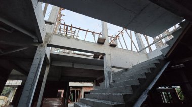 İnşaat binasının etrafındaki beton merdiven, çerçeve ve duvar.
