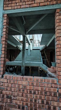 İnşaat binasının etrafındaki beton merdiven, çerçeve ve duvar.