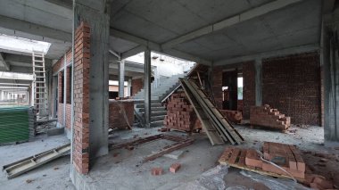 İnşaat binasının etrafındaki beton merdiven, çerçeve ve duvar.