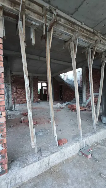 İnşaat binasının etrafındaki beton merdiven, çerçeve ve duvar.