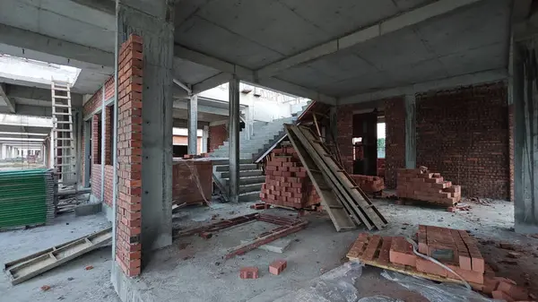 İnşaat binasının etrafındaki beton merdiven, çerçeve ve duvar.