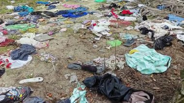 Perak, Malezya. 16 Haziran 2025: Kg Koh Palm Petrol Çiftliği 'ne atılan sorumsuz, istenmeyen ev çöplüğü manzarası.