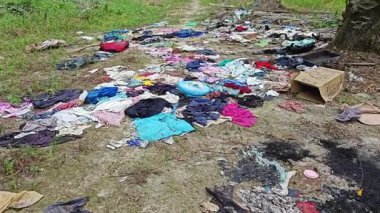 Perak, Malezya. 16 Haziran 2025: Kg Koh Palm Petrol Çiftliği 'ne atılan sorumsuz, istenmeyen ev çöplüğü manzarası.