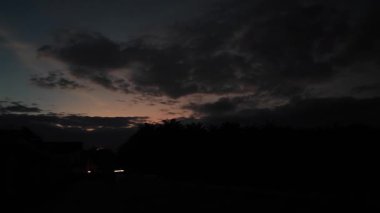 Gece ile mavi saat arasındaki uzaklık, altın ve mavi saat gökyüzü görüntüsü. 