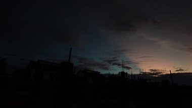 Gece ile mavi saat arasındaki uzaklık, altın ve mavi saat gökyüzü görüntüsü. 