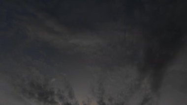 Gece ile mavi saat arasındaki uzaklık, altın ve mavi saat gökyüzü görüntüsü. 