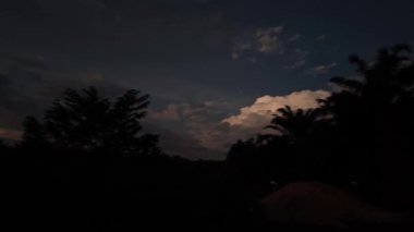 Gece ile mavi saat arasındaki uzaklık, altın ve mavi saat gökyüzü görüntüsü. 