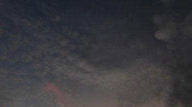 Gece ile mavi saat arasındaki uzaklık, altın ve mavi saat gökyüzü görüntüsü. 