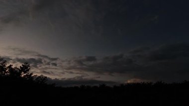 Gece ile mavi saat arasındaki uzaklık, altın ve mavi saat gökyüzü görüntüsü. 