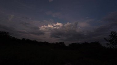 Gece ile mavi saat arasındaki uzaklık, altın ve mavi saat gökyüzü görüntüsü. 