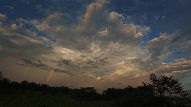 Gece ile mavi saat arasındaki uzaklık, altın ve mavi saat gökyüzü görüntüsü. 