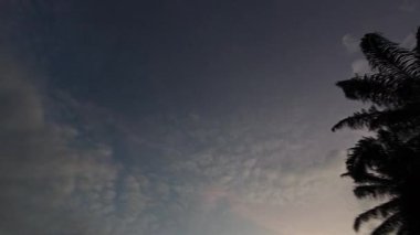 Gece ile mavi saat arasındaki uzaklık, altın ve mavi saat gökyüzü görüntüsü. 