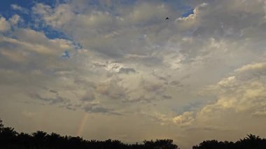 Gece ile mavi saat arasındaki uzaklık, altın ve mavi saat gökyüzü görüntüsü. 