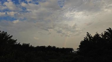 Gece ile mavi saat arasındaki uzaklık, altın ve mavi saat gökyüzü görüntüsü. 