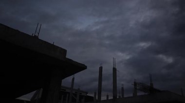 Gece ile mavi saat arasındaki uzaklık, altın ve mavi saat gökyüzü görüntüsü. 