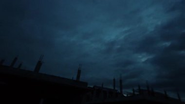 Gece ile mavi saat arasındaki uzaklık, altın ve mavi saat gökyüzü görüntüsü. 