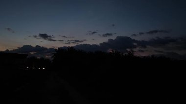 Gece ile mavi saat arasındaki uzaklık, altın ve mavi saat gökyüzü görüntüsü. 