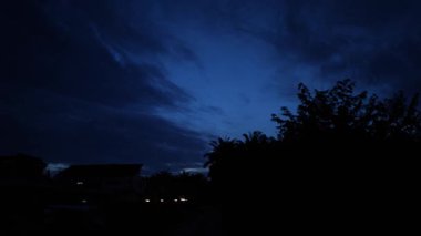 Gece ile mavi saat arasındaki uzaklık, altın ve mavi saat gökyüzü görüntüsü. 