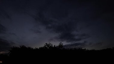 Gece ile mavi saat arasındaki uzaklık, altın ve mavi saat gökyüzü görüntüsü. 