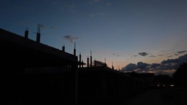 Gece ile mavi saat arasındaki uzaklık, altın ve mavi saat gökyüzü görüntüsü. 