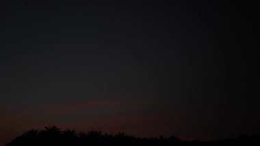 Gece ile mavi saat arasındaki uzaklık, altın ve mavi saat gökyüzü görüntüsü. 