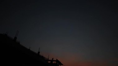 Gece ile mavi saat arasındaki uzaklık, altın ve mavi saat gökyüzü görüntüsü. 