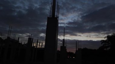 Gece ile mavi saat arasındaki uzaklık, altın ve mavi saat gökyüzü görüntüsü. 