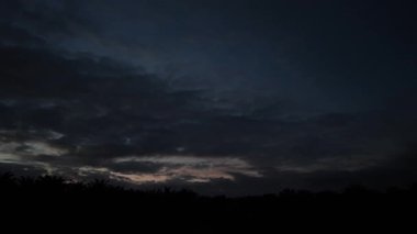 Gece ile mavi saat arasındaki uzaklık, altın ve mavi saat gökyüzü görüntüsü. 