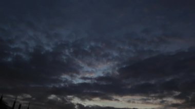 Gece ile mavi saat arasındaki uzaklık, altın ve mavi saat gökyüzü görüntüsü. 