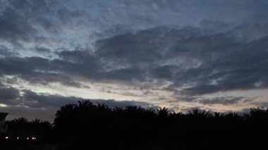 Gece ile mavi saat arasındaki uzaklık, altın ve mavi saat gökyüzü görüntüsü. 